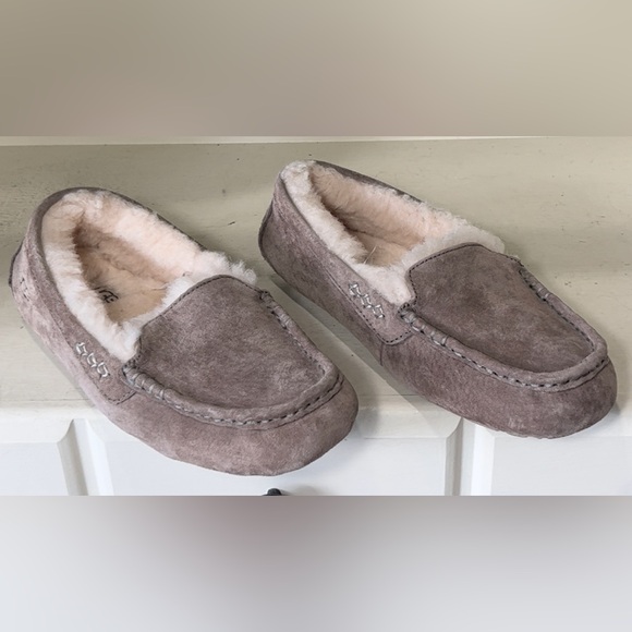 UGG Women’s Ansley Water Resistant Suede Slippers Size 8 - Picture 1 of 9